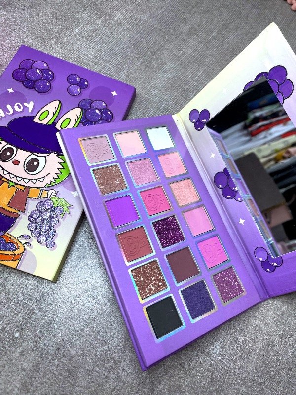 Producto - Paleta de sombras labubu - 18 tonos