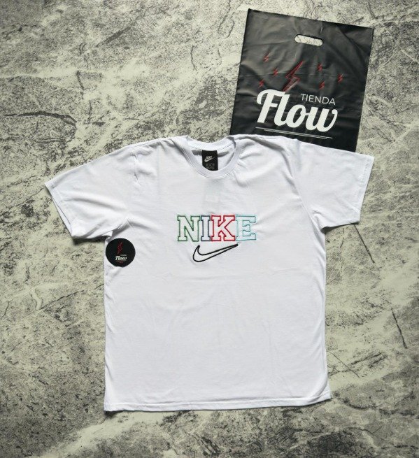 Producto - Remera Nike COLORS