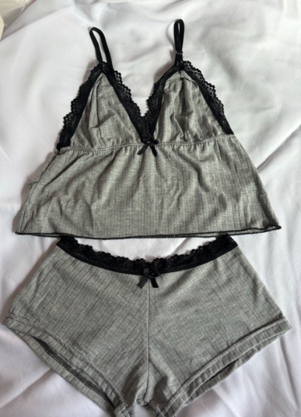 Producto - Pijamita luna con puntilla gris claro