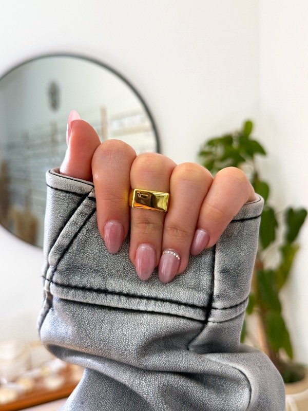 Producto - Anillo acero dorado rectángulo arriba