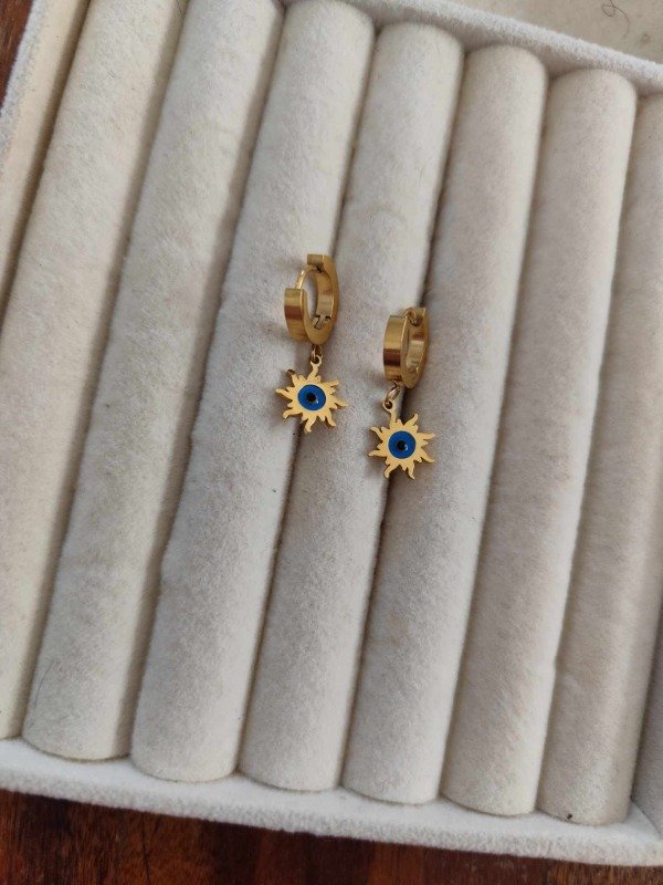 Producto - Aros argolla cierre click sol y ojito. Acero dorado.