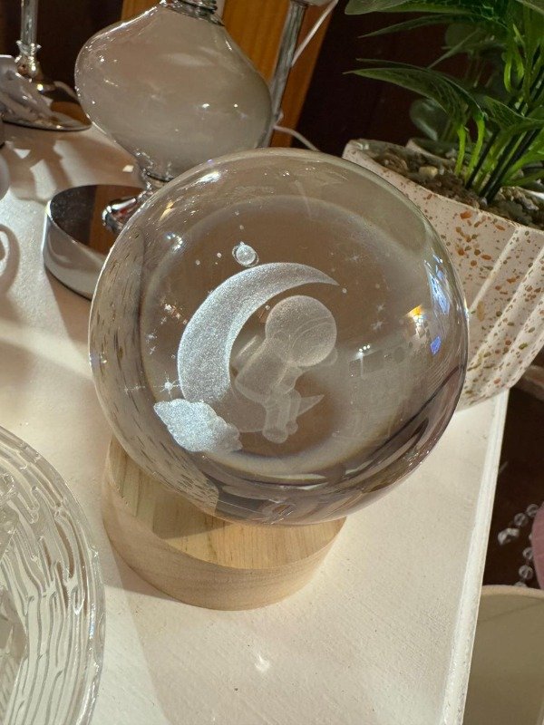 Producto - Esfera 3D led de astronauta sentado en la luna 8 cm (Efectivo: 11.920)