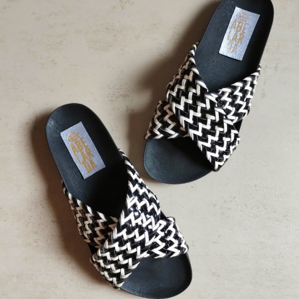 Producto - Sara Black and White