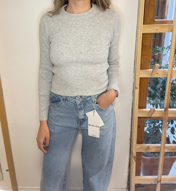 Producto - Sweater al cuerpo GRIS