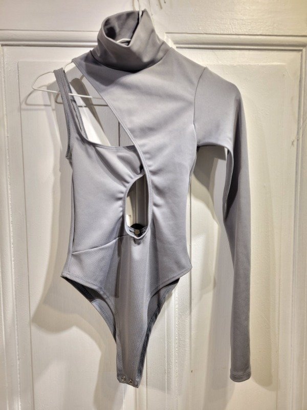 Producto - Body VERONA gris lycra irregular Nuevo Con etiqueta Talle 1 - PRECIO: 22X