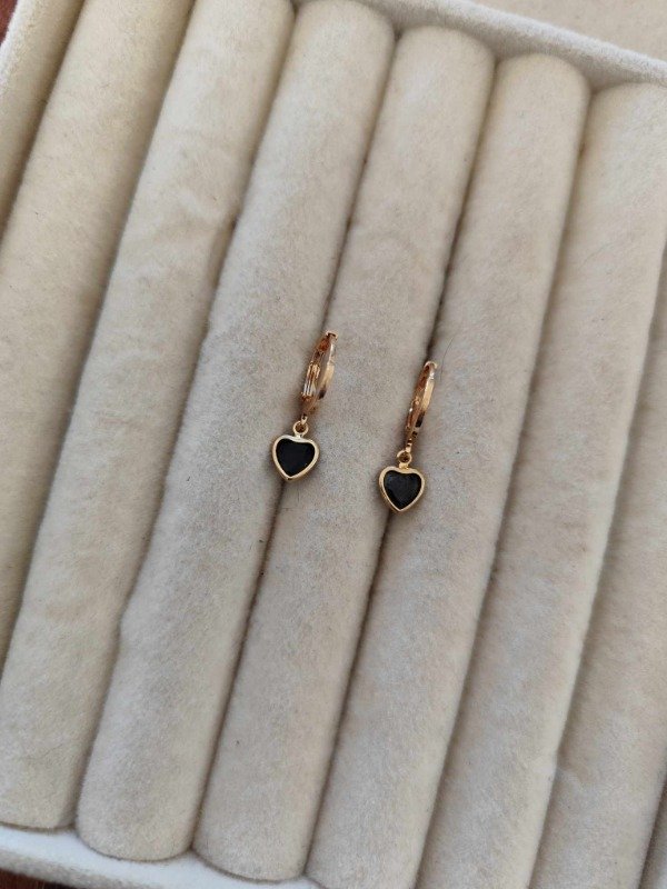 Producto - Aros argolla corazón strass negro. Dorado.