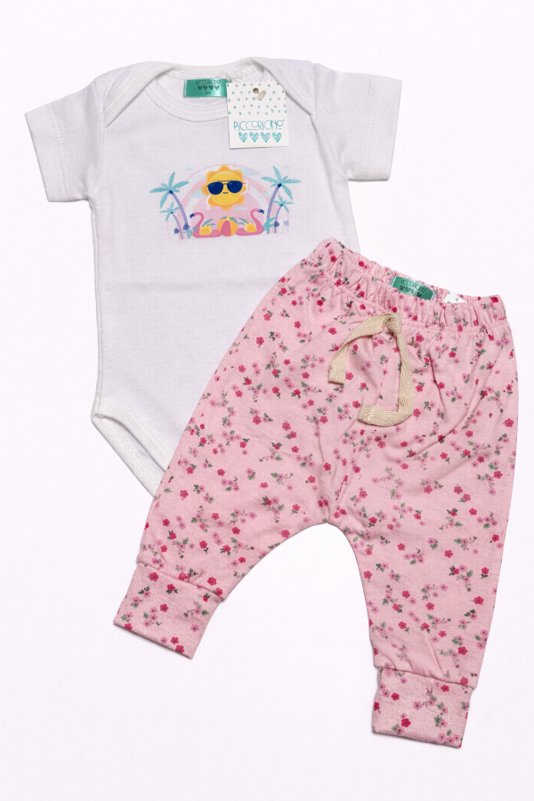 Producto - Dúo body blanco flamenco y babucha florcitas fucsia