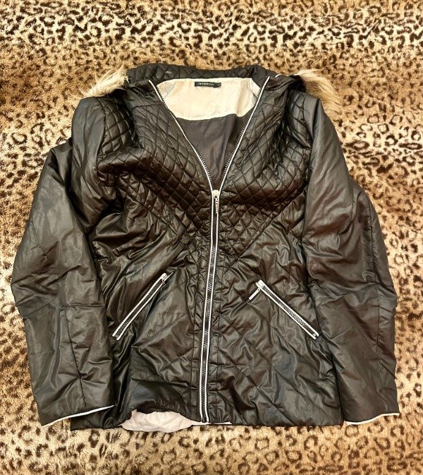 Producto - CAMPERA PUFFER NEGRA CON CAPUCHA