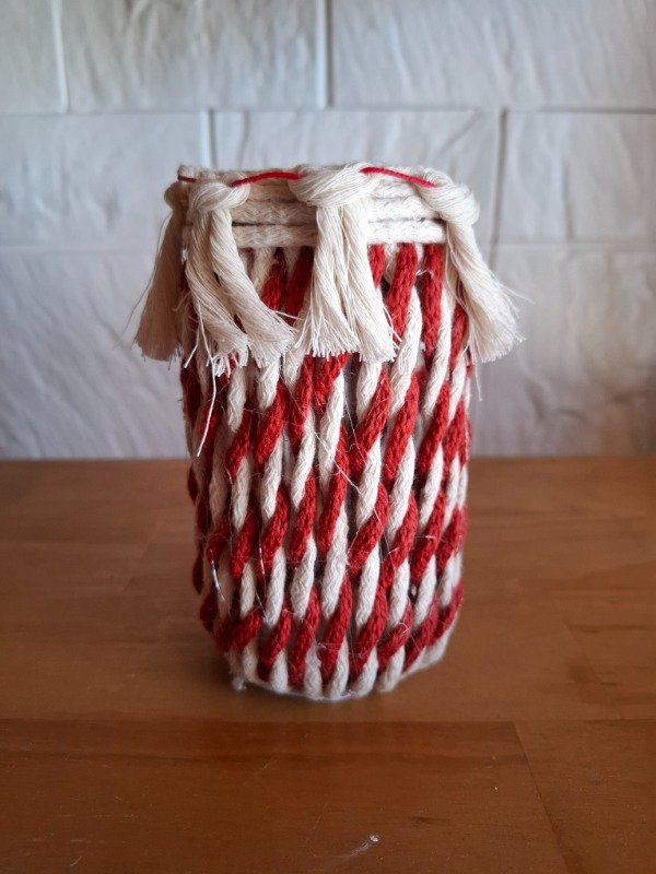 Producto - Frasco rojo y blanco con sales aromáticas y vela