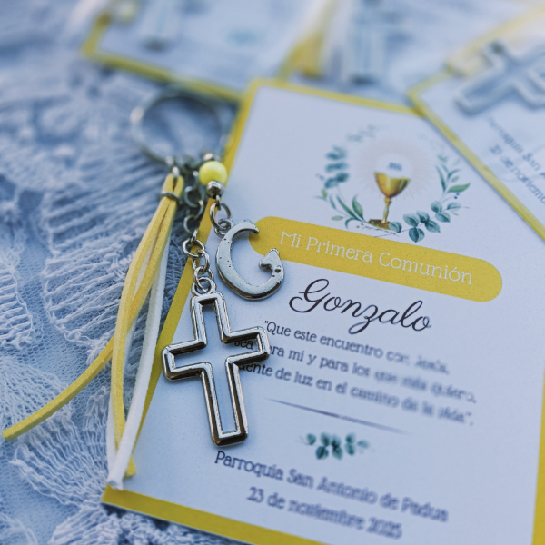 Producto - Llavero Cruz con tiras de gamuza, mas tarjeta personalizada