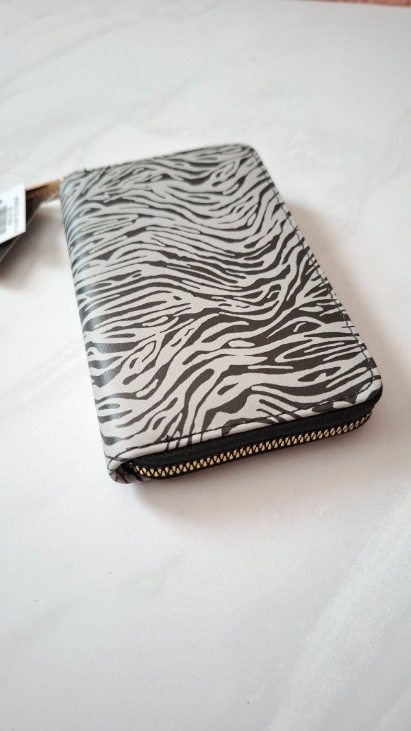 Producto - Billetera acebrada mediana pratys negra