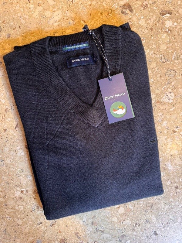 Producto - Sweater cuello en V negro duck head