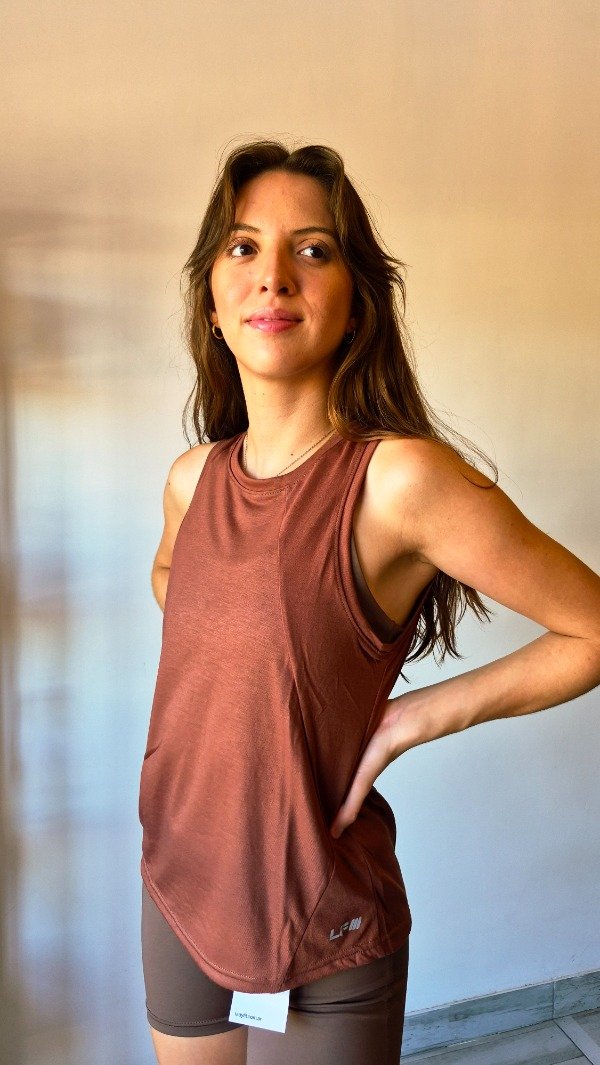 Producto - Musculosa Uneven chocolate