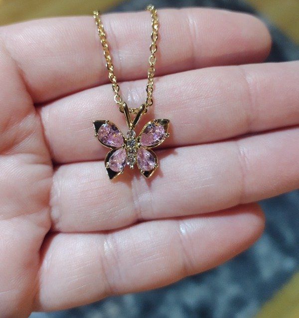 Producto - Collar dorado mariposa rosa cristal