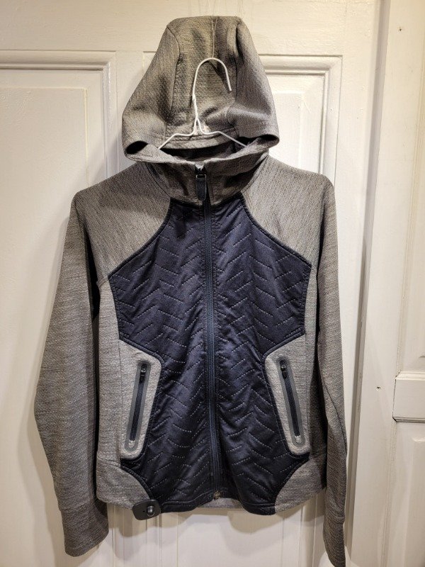 Producto - Buzo UNDER ARMOUR con cierre completo negro y gris Talle S - PRECIO: 36X