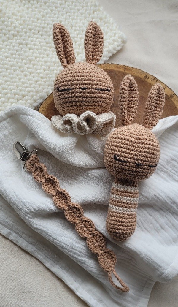Producto - Kit Bunny manta de apego + sonajero + porta chupete tejido