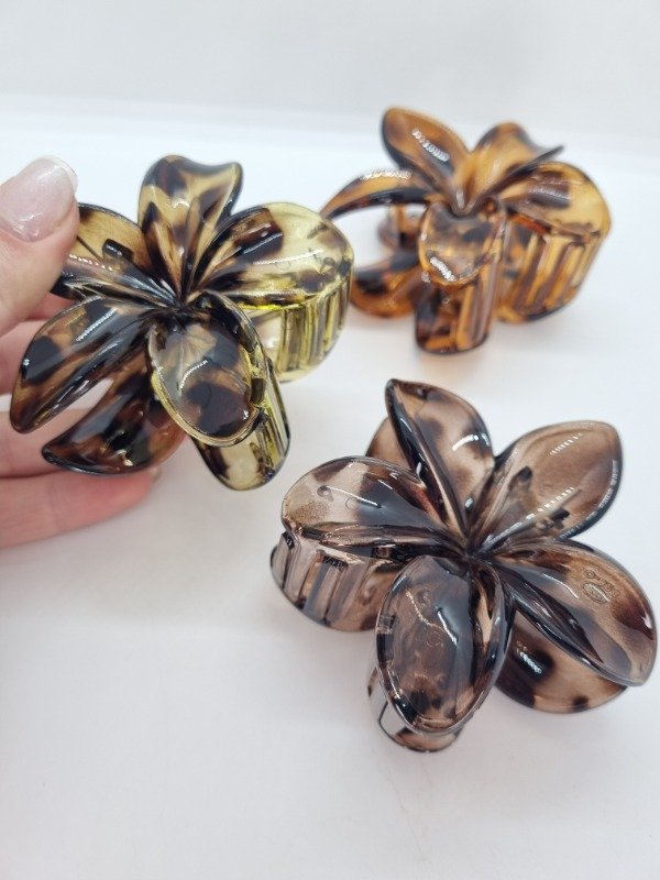 Producto - Broche flor hawai carey