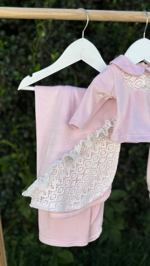 Producto - Mantita Plush Doble Rosa con detalle en Encaje