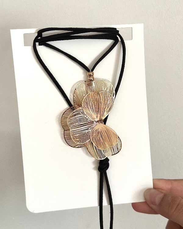 Producto - Chocker negro flor dorada