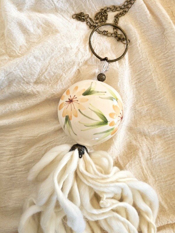 Producto - Borla medallon pintado amarilis