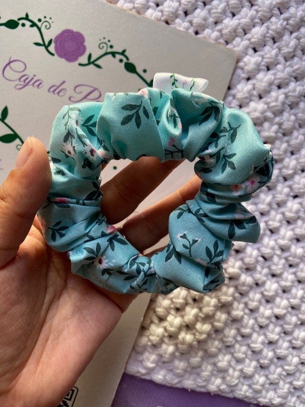 Producto - Scrunchie celeste estampada