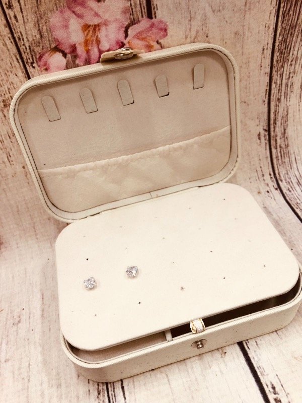 Producto - Alhajero para exhibir Blanco con glitter 16x10