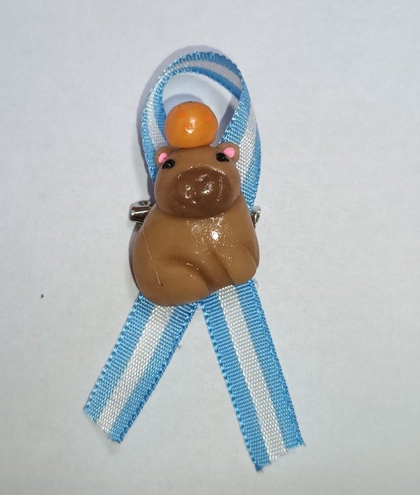 Producto - Escarapela CARPINCHO CAPIBARA NARANJA sentado