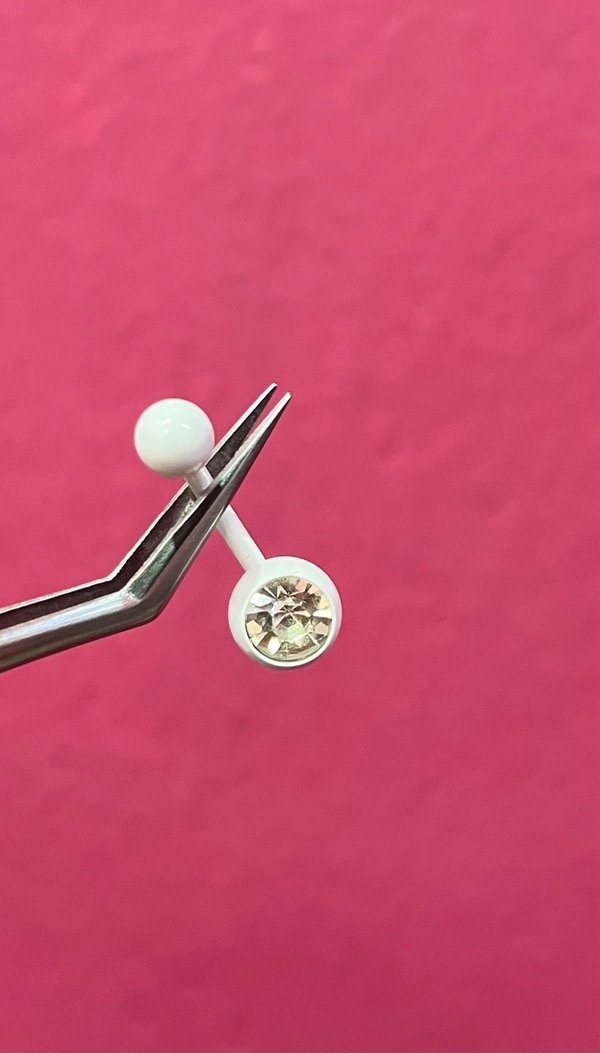 Producto - Piercing blanco con piedra