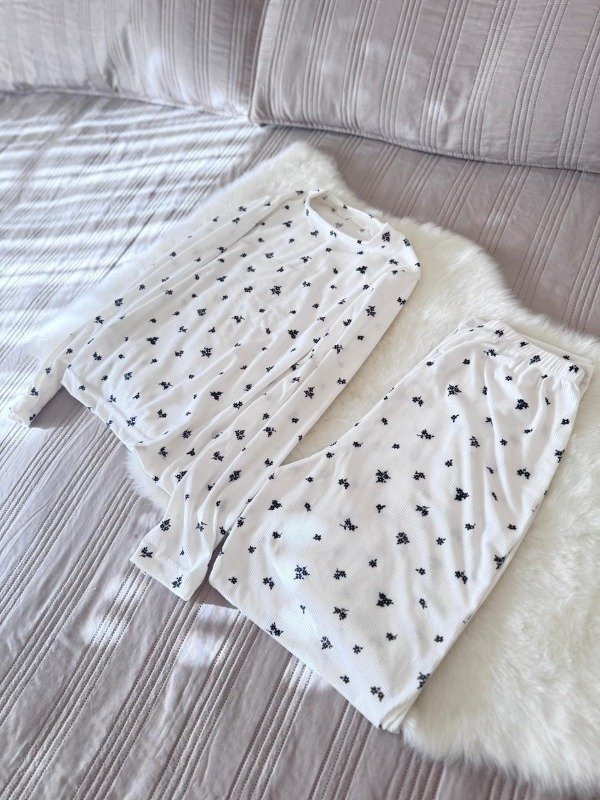 Producto - Pijama morley blanco con florcitas negras