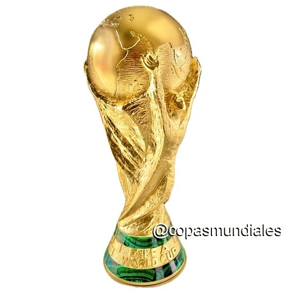 Réplica de la Copa del Mundo tamaño real pintada en oro
