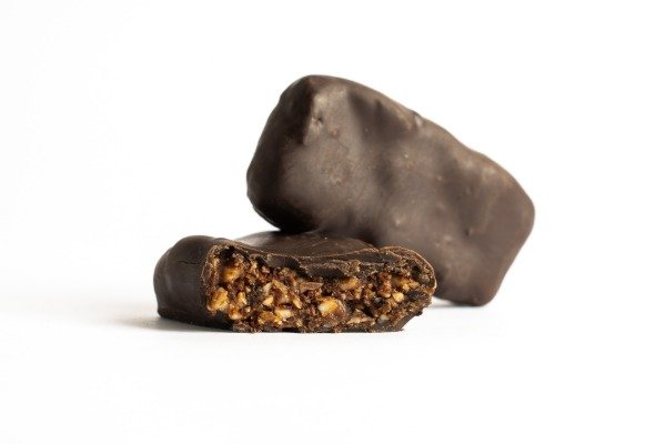 Producto - Barra de dátiles, frutos secos y cacao amargo, bañada en chocolate