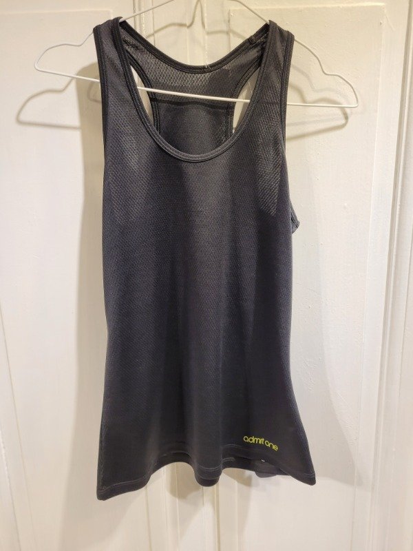 Producto - Musculosa ADMIT ONE negra Talle S - PRECIO: 36X