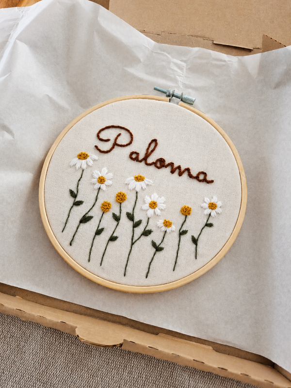 Producto - Bastidor bordado a mano personalizado. Margaritas