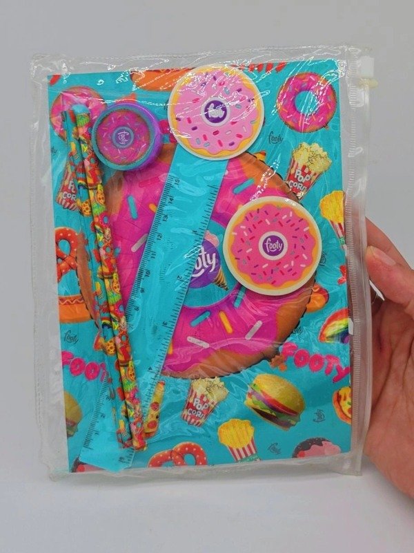 Producto - SET FOOTY DONAS cuaderno, goma, regla, sacapuntas y dos lapices