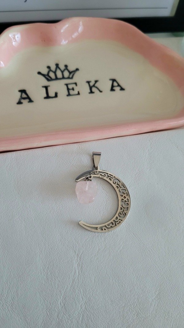 Producto - Dije luna de acero quirúrgico con piedra cuarzo rosa