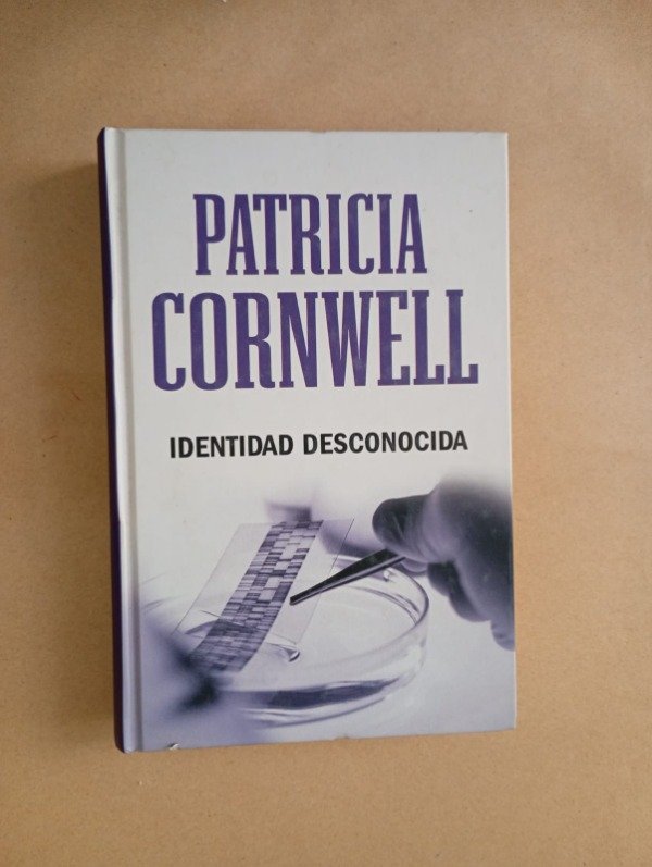Producto - Identidad desconocida - Patricia Cornwell - RBA 2008 - Tapa dura