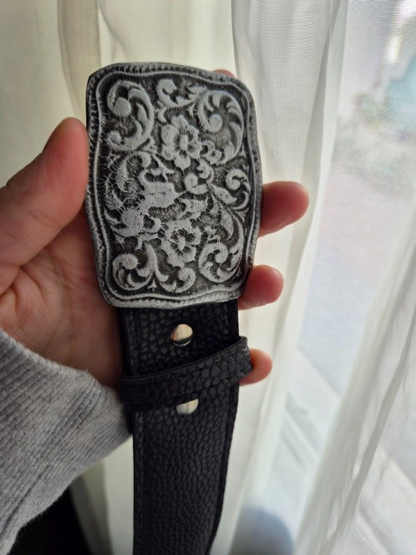 Producto - Cinto negro hebilla rectangular flores plateado talle M
