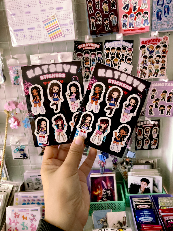 Producto - Plancha de Sticker KATSEYE