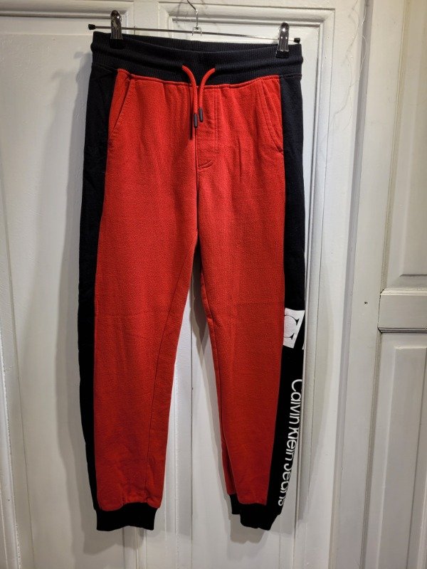 Producto - Jogging CALVIN KLEIN rojo y negro Talle 10/12 años - PRECIO: 29X