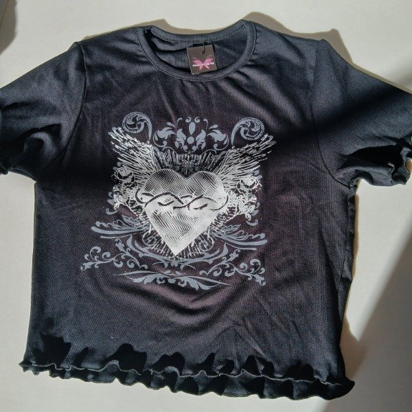 Producto - Remera corazon agujas