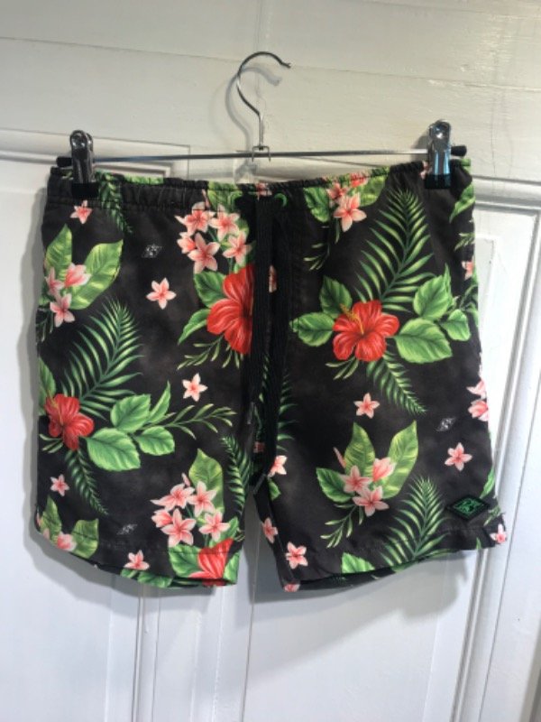 Producto - Traje de baño KEVINGSTON negra floreada Talle 16 años - PRECIO: 20X