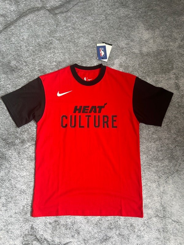Producto - Miami Heat Nike Red 2024/25 City Edition Courtside Color Block T-Shirt