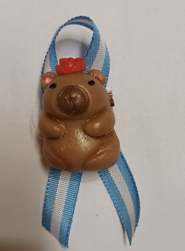 Producto - Escarapela CARPINCHO CAPIBARA  con rosa