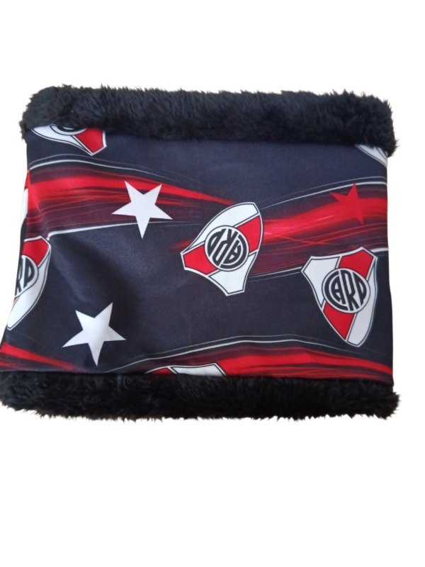 Producto - Cuello polar River escudos fondo negro