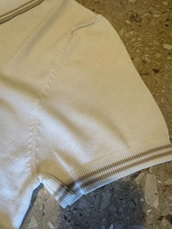 Producto - Chomba  blanca tejida con cierre premium