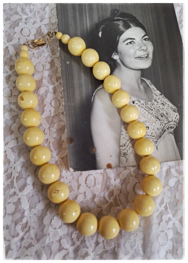 Producto - Collar Pelotitas Plástico Amarillo Años 60