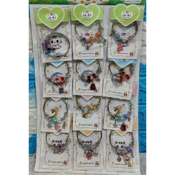 Producto - Pulsera con charm estilo Pandora Stitch carpincho labubu