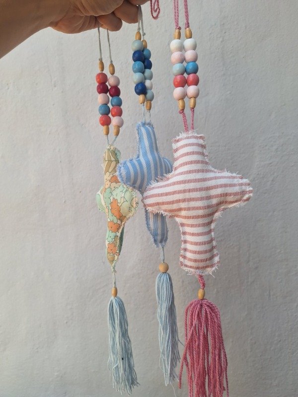 Producto - Colgante cruz de tela rosado