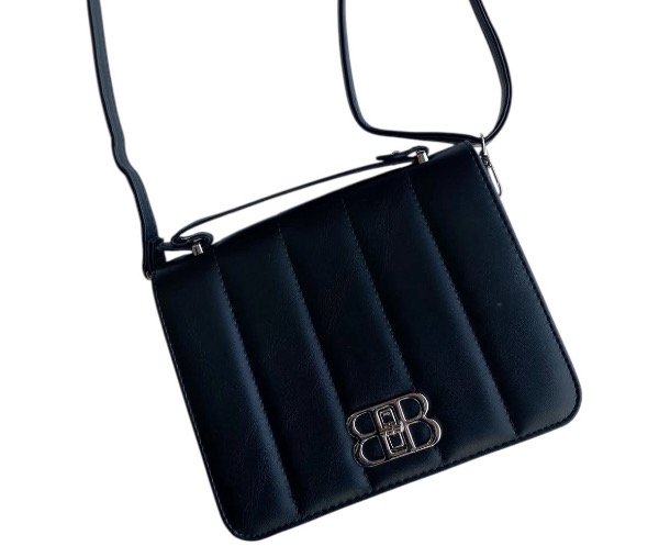 Producto - Carterita negra bandolera con hebilla plateada