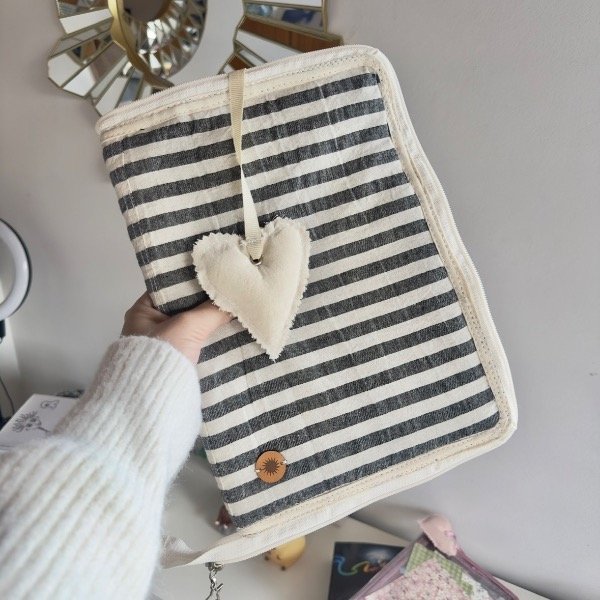 Producto - Carpeta con cierre rayada